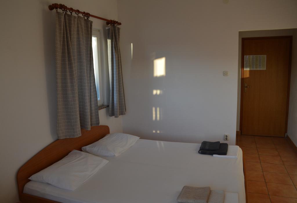 Apartments Burcul Pag Pag Town Quarto foto